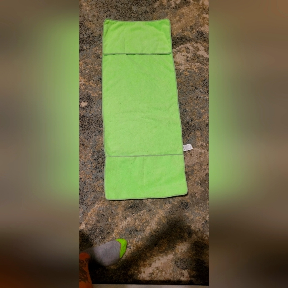O 2 cool 5 pocket  chair towel